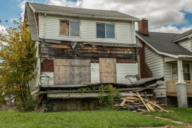 Vintage evin ön verandası çöktü ve mahkum edildi.