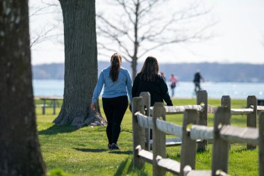 Harrison Township, Michigan, ABD 'deki kadınlar, 1 Mayıs 2020, Corona Virüsü sırasında Michigan Metro Parkı etkinliği