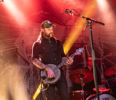 The Devil Make Three, Detroit, Michigan 'daki Saint Andrews Hall' da canlı performans sergiliyor. 02-05-2019