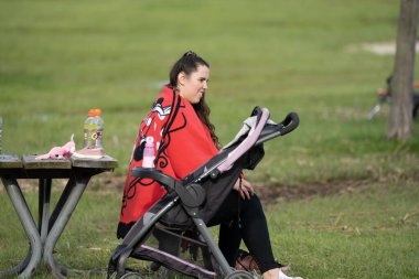 Harrison Township, Michigan, ABD - 23 Mayıs 2020: Covid-19 Corona Virüsü sırasında Michigan Metro Parkı etkinliği.