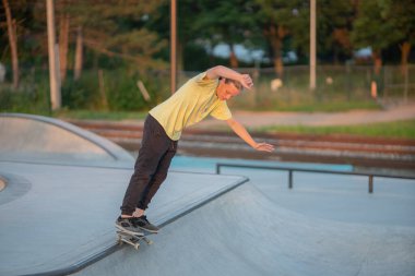 Detroit, Michigan, ABD - 07.10.2019: Detroit 'teki kaykay parkında kaykaycılar