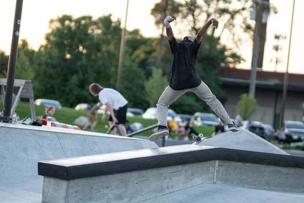 Detroit Michigan Usa 2019 Skater Üben Ihre Tricks Bei Sonnenuntergang — Stockfoto