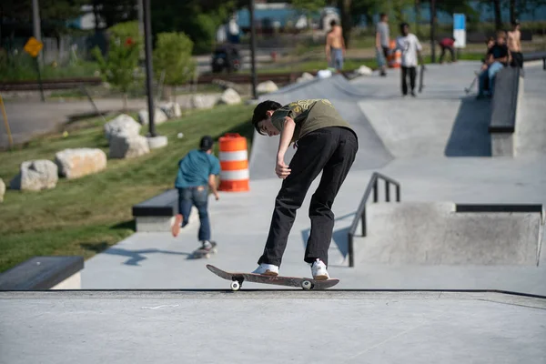 デトロイト ミシガン州 アメリカ 2019 スケート選手はデトロイトのスケートパークで自分のスケートボードのトリックを練習します — ストック写真