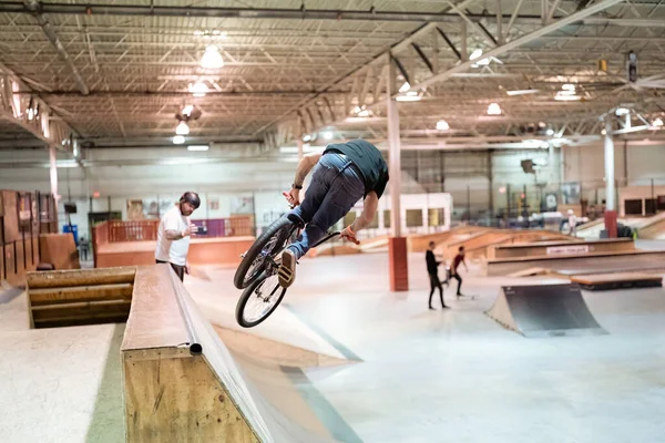 Royal Oak Michigan Estados Unidos 2020 Ciclistas Patinadores Practican Trucos — Foto de Stock