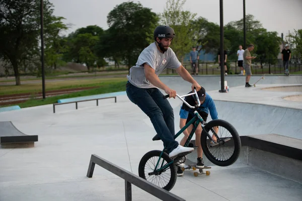 Detroit Michigan Estados Unidos 2019 Los Pilotos Bmx Practican Trucos —  Fotos de Stock