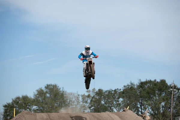 フロリダ州オーランド 2018 モトクロスライダーは フロリダ州中央部で晴れた日にダートバイクでトリックやスキルを練習します — ストック写真