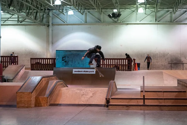 Detroit Michigan Usa 2019 Inlineskater Und Skateboarder Üben Ihre Tricks — Stockfoto