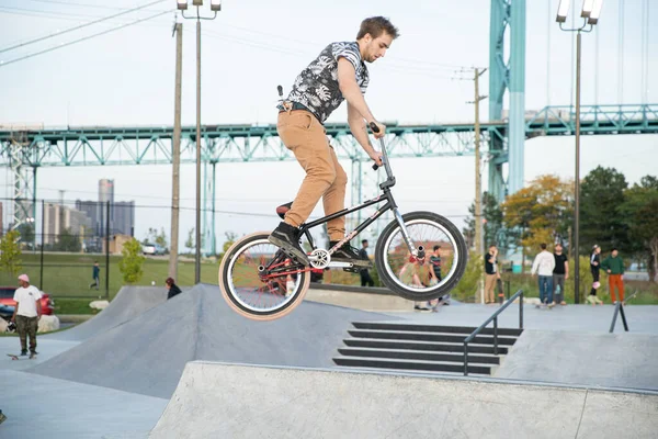 Detroit Michigan Usa 2019 Biker Und Skater Üben Tricks Der — Stockfoto