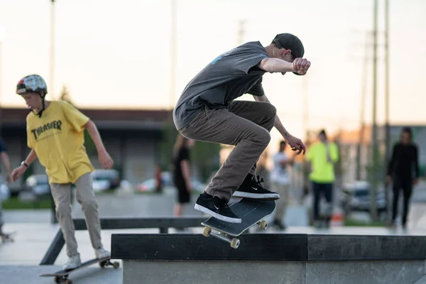 Detroit Michigan Usa 2019 Skaters Practicing Tricks Sunset Skate Park — Stock Photo, Image