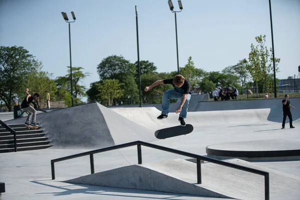 Detroit Michigan Usa 2019 Pattinatori Praticano Loro Trucchi Skateboard Nello — Foto Stock