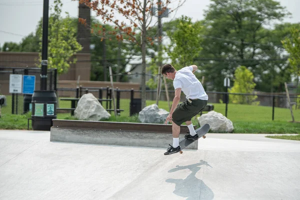 Detroit Michigan Usa 2019 Gördeszkás Képességeiket Gyakorló Gördeszkások Egy Napos — Stock Fotó