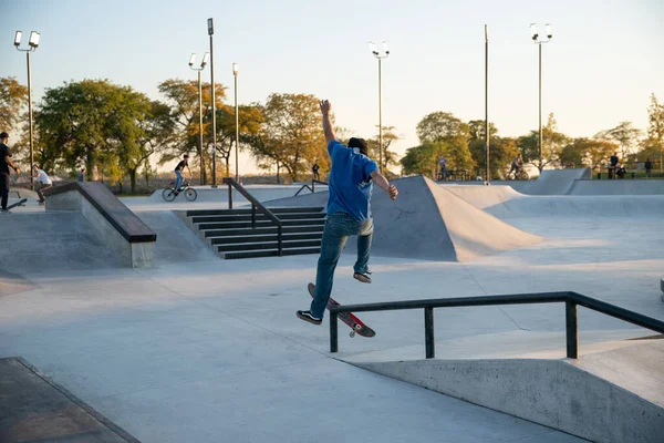 デトロイト ミシガン州 アメリカ 2019 デトロイトの日没時にスケートパークで練習を楽しんでいるスケーターやバイカー — ストック写真