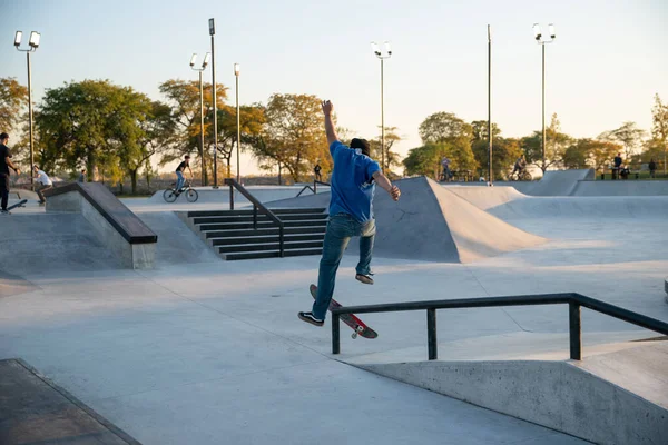 Detroit Michigan Usa 2019 Skåkare Och Cyklister Som Tränar Skatepark — Stockfoto