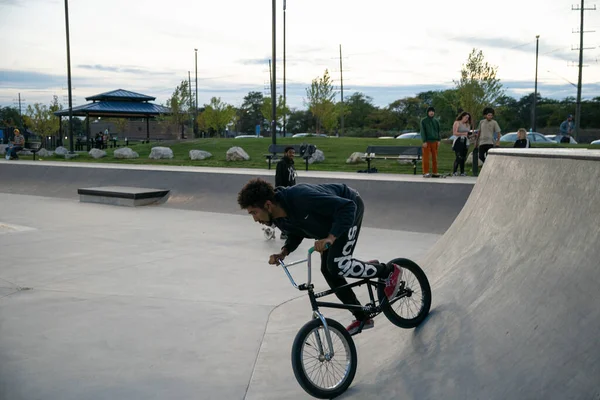 Detroit Michigan Usa 2019 Bikers Skaters Practice Tricks Dusk Detroit — Stock Photo, Image