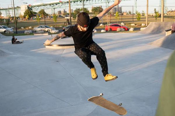 Detroit Michigan Usa 2019 Łyżwiarze Ćwiczą Sztuczki Zachodzie Słońca Skateparku — Zdjęcie stockowe