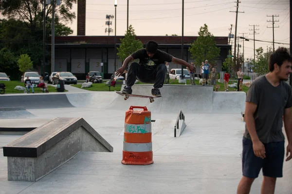 Detroit Michigan Eua 2019 Bmx Pilotos Praticam Truques Entardecer Detroit — Fotografia de Stock