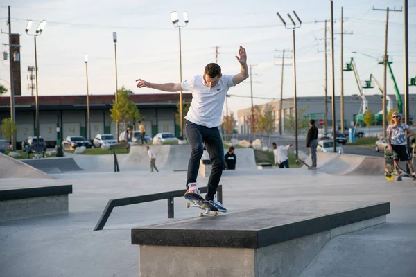 Detroit Michigan Estados Unidos 2019 Patinadores Ciclistas Practican Trucos Atardecer —  Fotos de Stock