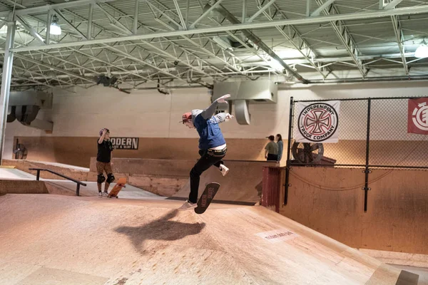 美国密歇根州皇家橡树市 滑板手在现代滑板公园练习滑板技巧 在开放的滑板过程中 滑板手可以自由地拍照和拍摄镜头 — 图库照片