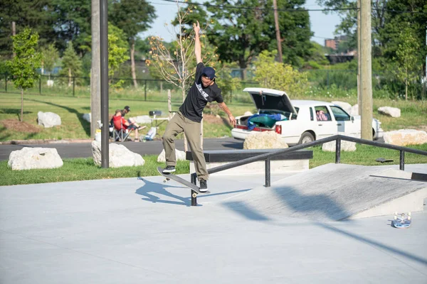 Detroit Michigan Usa 2019 Skejťáci Cvičí Triky Svých Skateboardech Slunečného — Stock fotografie