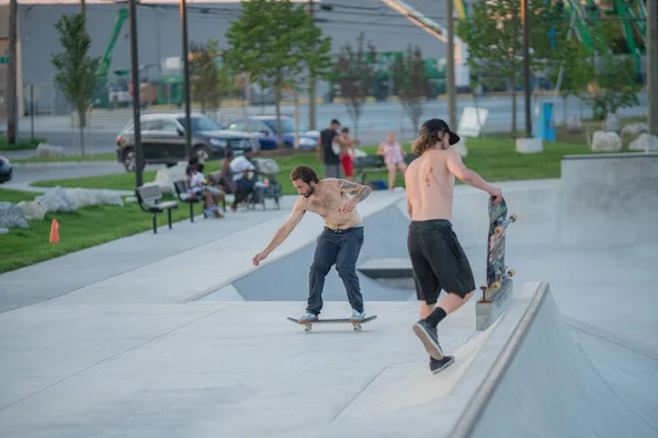 디트로이트 2019 디트로이트 스케이트 공원에서 묘기를 부리는 스케이트 선수들 — 스톡 사진
