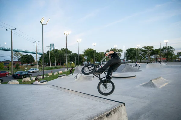 Detroit Michigan Usa 2019 Motociclisti Pattinatori Allenano Crepuscolo Detroit — Foto Stock