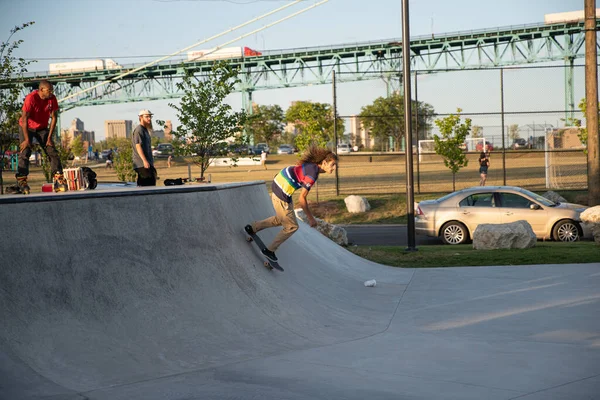 Detroit Michigan Usa 2019 Skaters Practice Tricks Sunset Skate Park — Stock Photo, Image