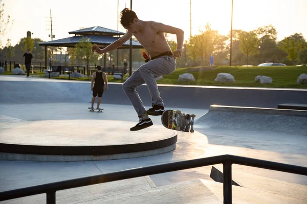 デトロイト ミシガン州 アメリカ 2019 デトロイトのスケートパークで日没のトリックを練習 — ストック写真