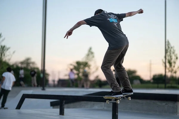 Detroit Michigan Usa 2019 Skater Üben Ihre Tricks Bei Sonnenuntergang — Stockfoto