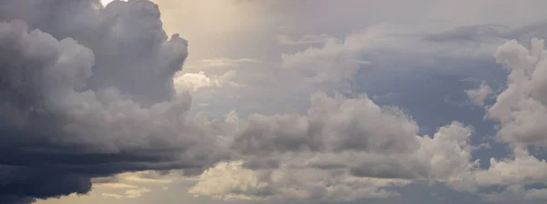 Masszív Felhők Mozognak Horizonton Panoráma — Stock Fotó