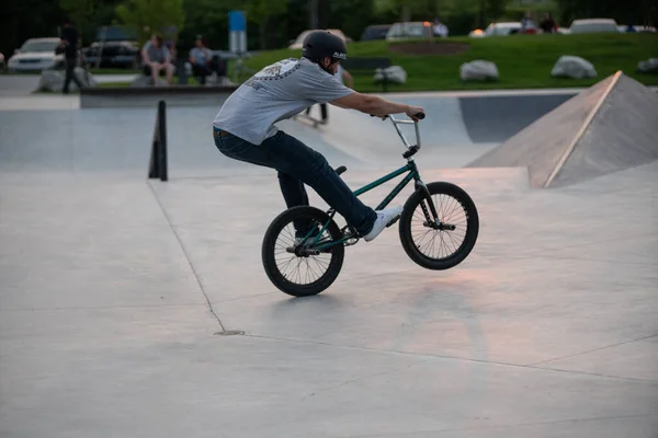 Detroit Michigan Estados Unidos 2019 Los Pilotos Bmx Practican Trucos —  Fotos de Stock