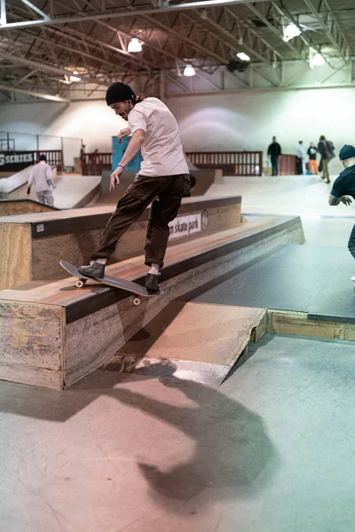 美国密歇根州皇家橡树市 滑板手在现代滑板公园练习滑板技巧 在开放的滑板过程中 滑板手可以自由地拍照和拍摄镜头 — 图库照片