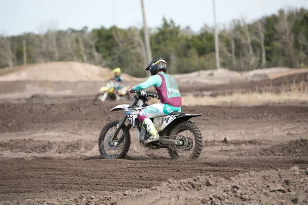 フロリダ州オーランド 2018 モトクロスライダーは フロリダ州中央部で晴れた日にダートバイクでトリックやスキルを練習します — ストック写真