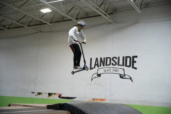 Royal Oak Michigan Jóvenes Adolescentes Ciclistas Patinadores Practican Trucos Modern —  Fotos de Stock