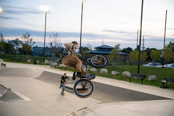 Detroit Michigan Usa 2019 Bikers Skaters Practice Trick Dusk Detroit — 스톡 사진