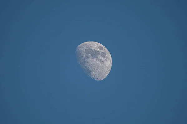 Bulan Biru Terang Langit Biru Dengan Detail Dekat — Stok Foto