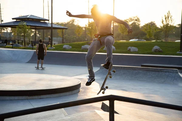 Detroit Michigan Usa 2019 Łyżwiarze Ćwiczą Sztuczki Zachodzie Słońca Skateparku — Zdjęcie stockowe