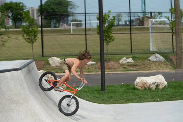 Детройт Мичиган Сша 2019 Bmx Riders Practice Tricks Dusk Detroit — стоковое фото