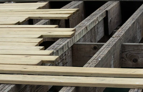 Güverte onarım projesi yeni tahta levhalarla neredeyse tamamlandı. 