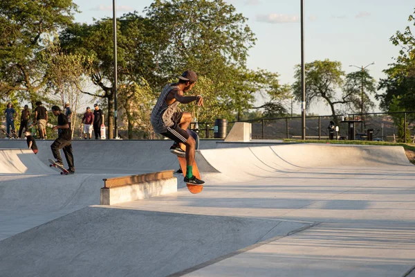 Detroit Michigan Usa 2019 Łyżwiarze Ćwiczą Sztuczki Zachodzie Słońca Skateparku — Zdjęcie stockowe