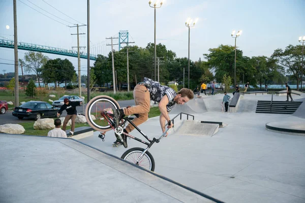 Detroit Michigan Usa 2019 Bikers Skaters Practice Trick Dusk Detroit — 스톡 사진
