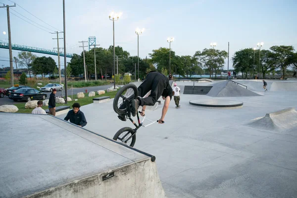 Detroit Michigan Usa 2019 Bikers Skaters Practice Tricks Dusk Detroit — Stock Photo, Image