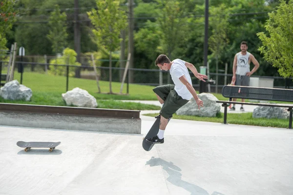 デトロイト ミシガン州 アメリカ 2019 デトロイトのダウンタウンで晴れた日にスケートボードのスキルを練習するスケーター — ストック写真