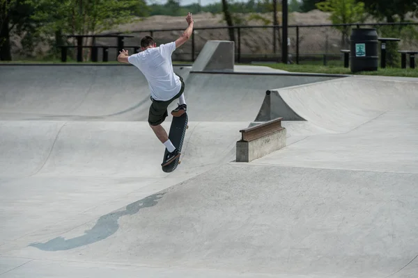 Detroit Michigan Usa 2019 Skater Üben Ihre Skateboard Fähigkeiten Einem — Stockfoto