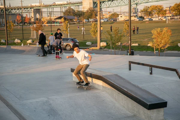 Detroit Michigan Usa 2019 Skaters Bikers Practice Tricks Sunset Detroit — стоковое фото