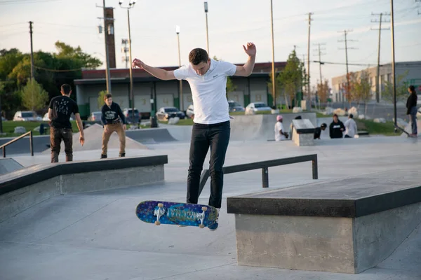 Detroit Michigan Usa 2019 Skaters Bikers Practice Tricks Dusk Detroit — Stock Photo, Image