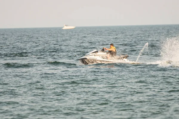 Corredores Olas Embarcaciones Haciendo Trucos Lago — Foto de Stock