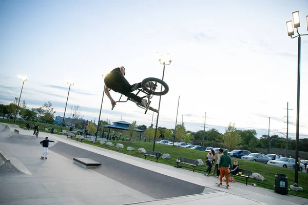 Detroit Michigan Usa 2019 Bikers Skaters Practice Tricks Dusk Detroit — Stock Photo, Image