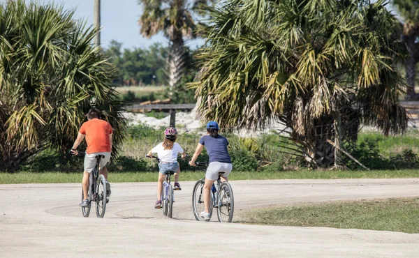 Genç bir aile yolda ilerliyor.