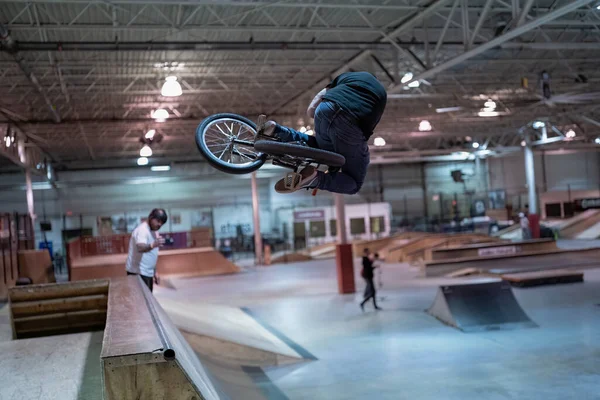 Royal Oak Michigan Usa 2020 Bikers Skaters Practice Tricks Modern — Stock Photo, Image