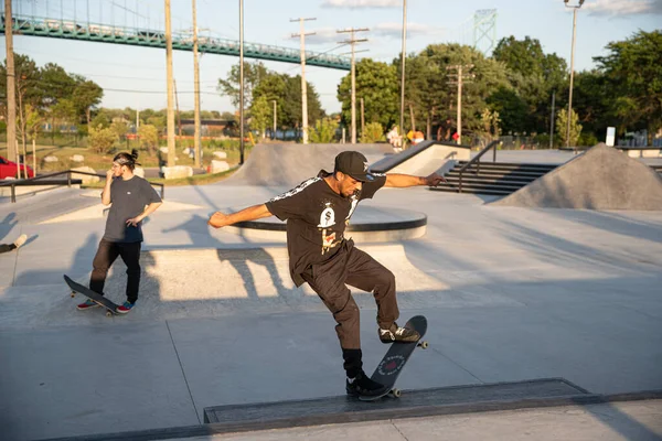 Detroit Michigan Usa 2019 Skater Üben Tricks Bei Sonnenuntergang Skatepark — Stockfoto